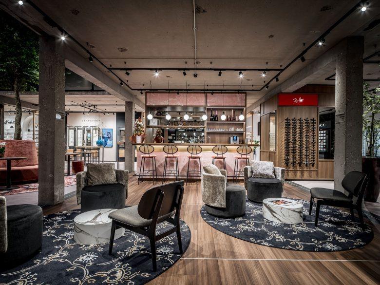 Зона отдыха в магазине Frits van den Bosch