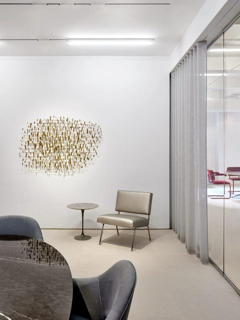 Зона ожидания с креслом Knoll flagship showroom