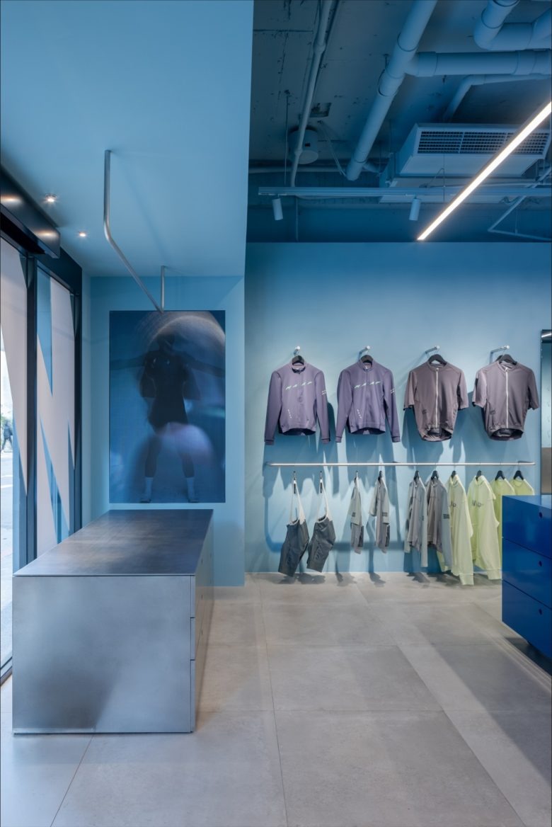 Зона примерки и демонстрации одежды MAAP LaB Taipei