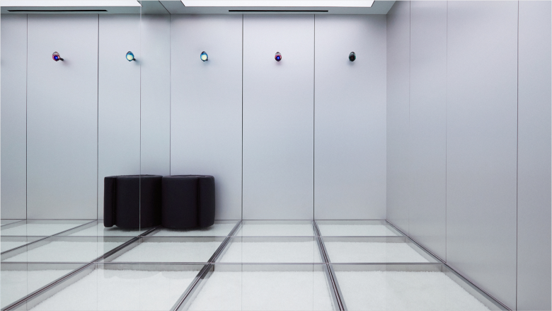 Зона примерки с зеркалами и пуфами ADERERROR store