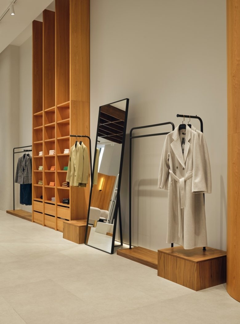 Зона примерки с зеркалом и пальто EMKA store