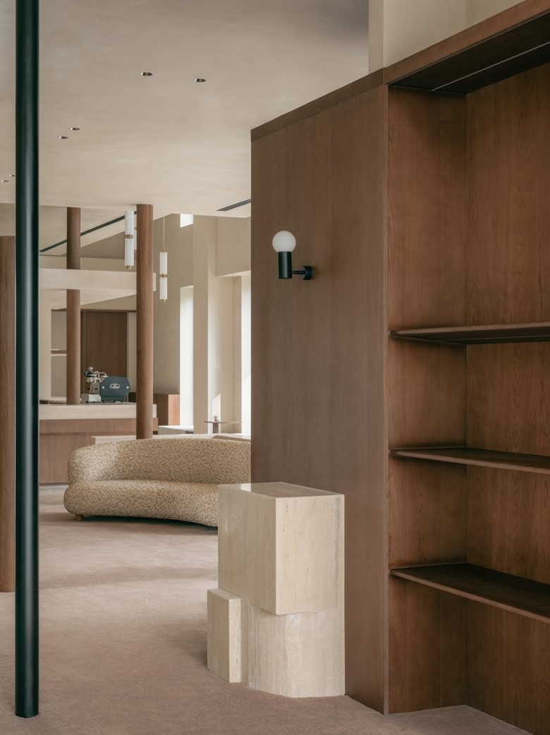 Зона примерки в минималистичном интерьере магазина Бутик No Such Thing