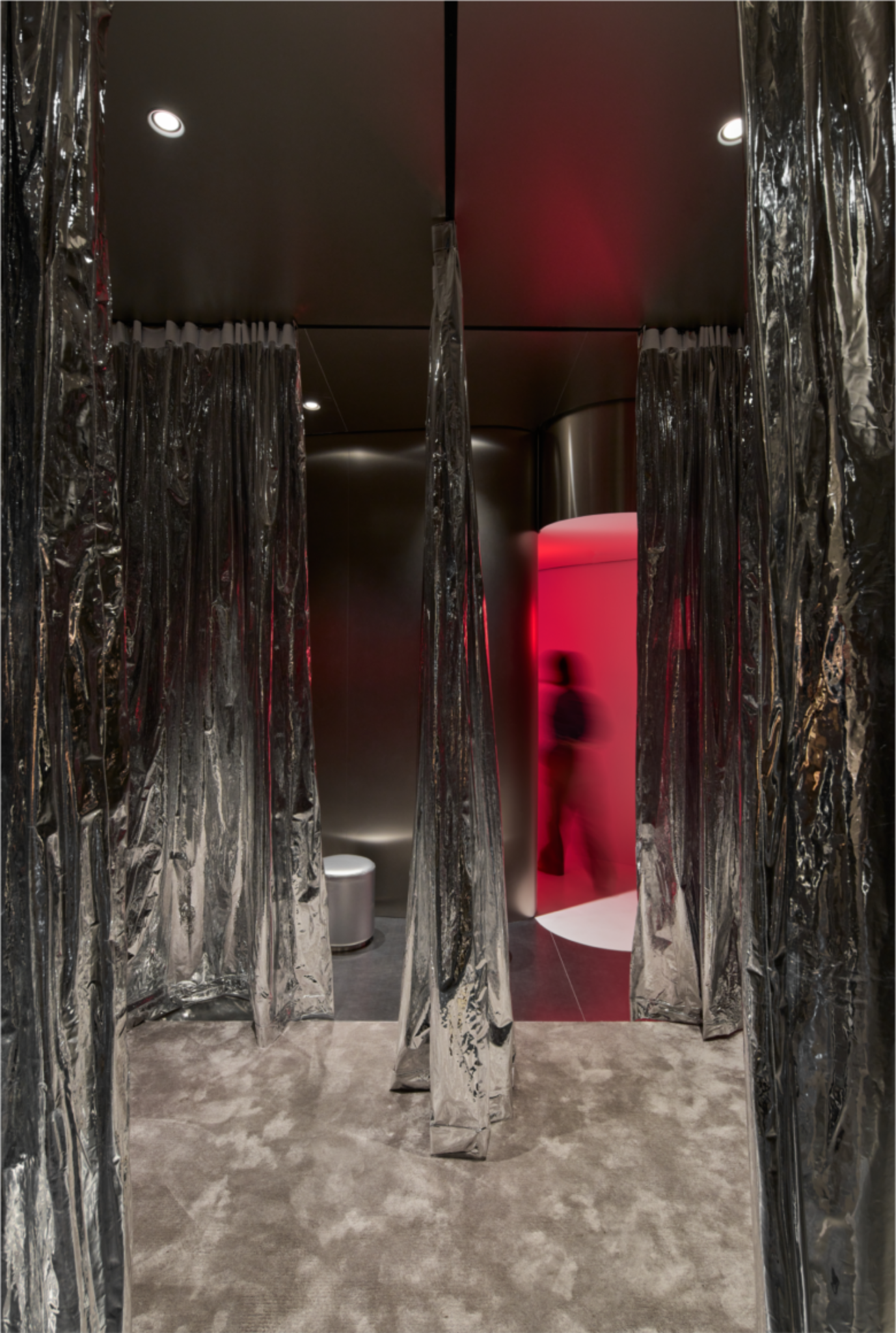 Зона примерочных с зеркальными шторами и красным светом