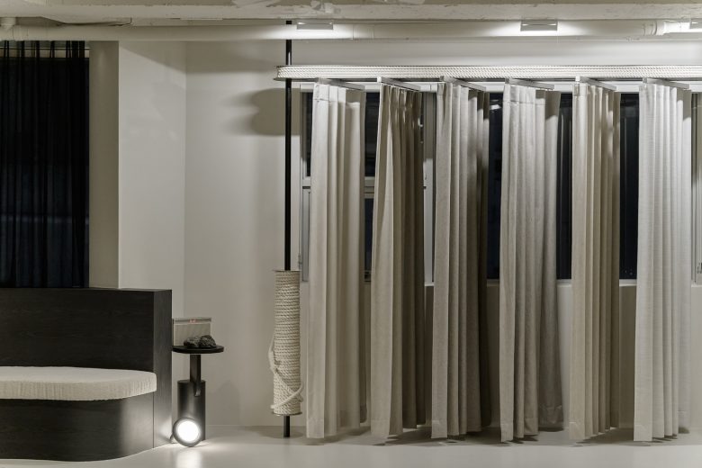 Зона примерочных со шторами Self Maker Showroom