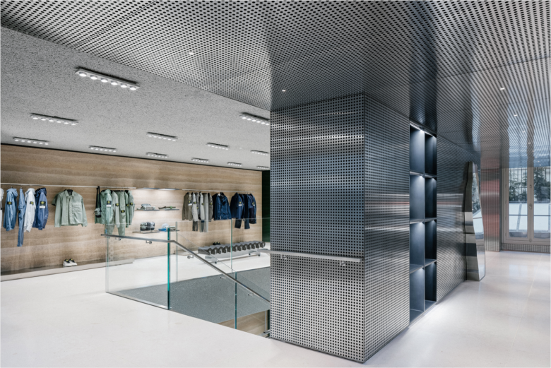 Зона с металлическими панелями и лестницей Stone Island store