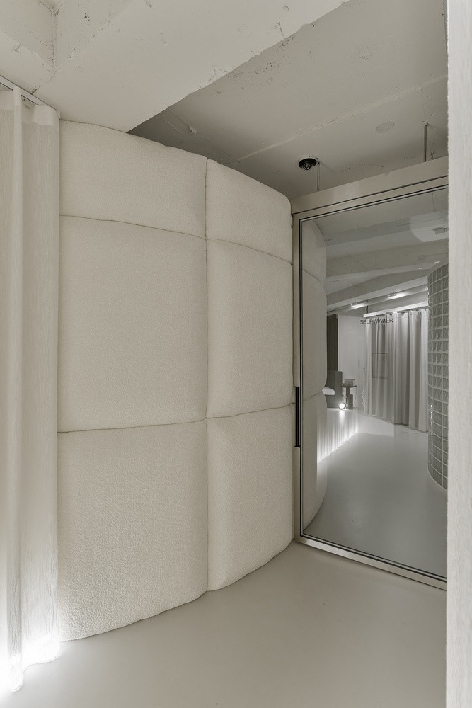 Зона с мягкими панелями и зеркалом Self Maker Showroom