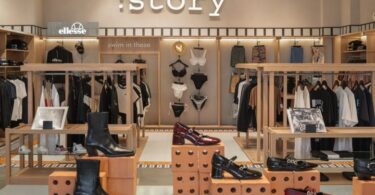 Зона с обувью и примерочными в магазине Story Eilat store