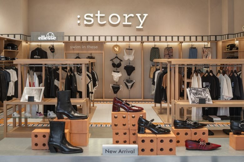 Зона с обувью и примерочными в магазине Story Eilat store