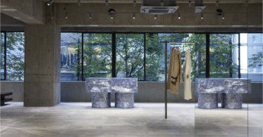Зона с одеждой и мраморными витринами у окна Jil Sander flagship store