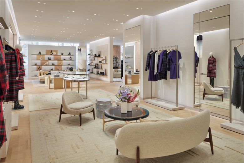 Зона с одеждой и примерочными с зеркалами Dior store