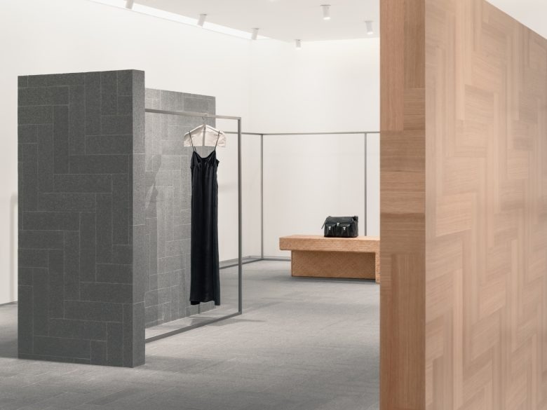 Зона с платьем и витриной A SURNAME store