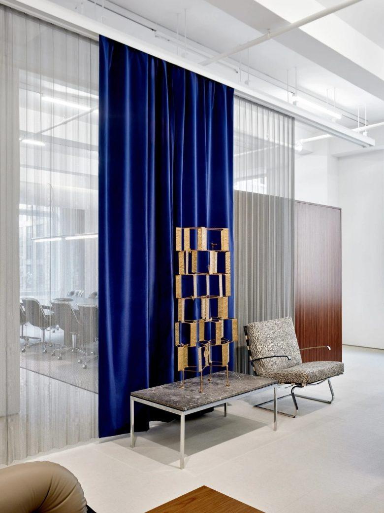 Зона с синей шторой Knoll flagship showroom