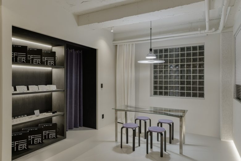 Зона с столом и стеклоблоками Self Maker Showroom