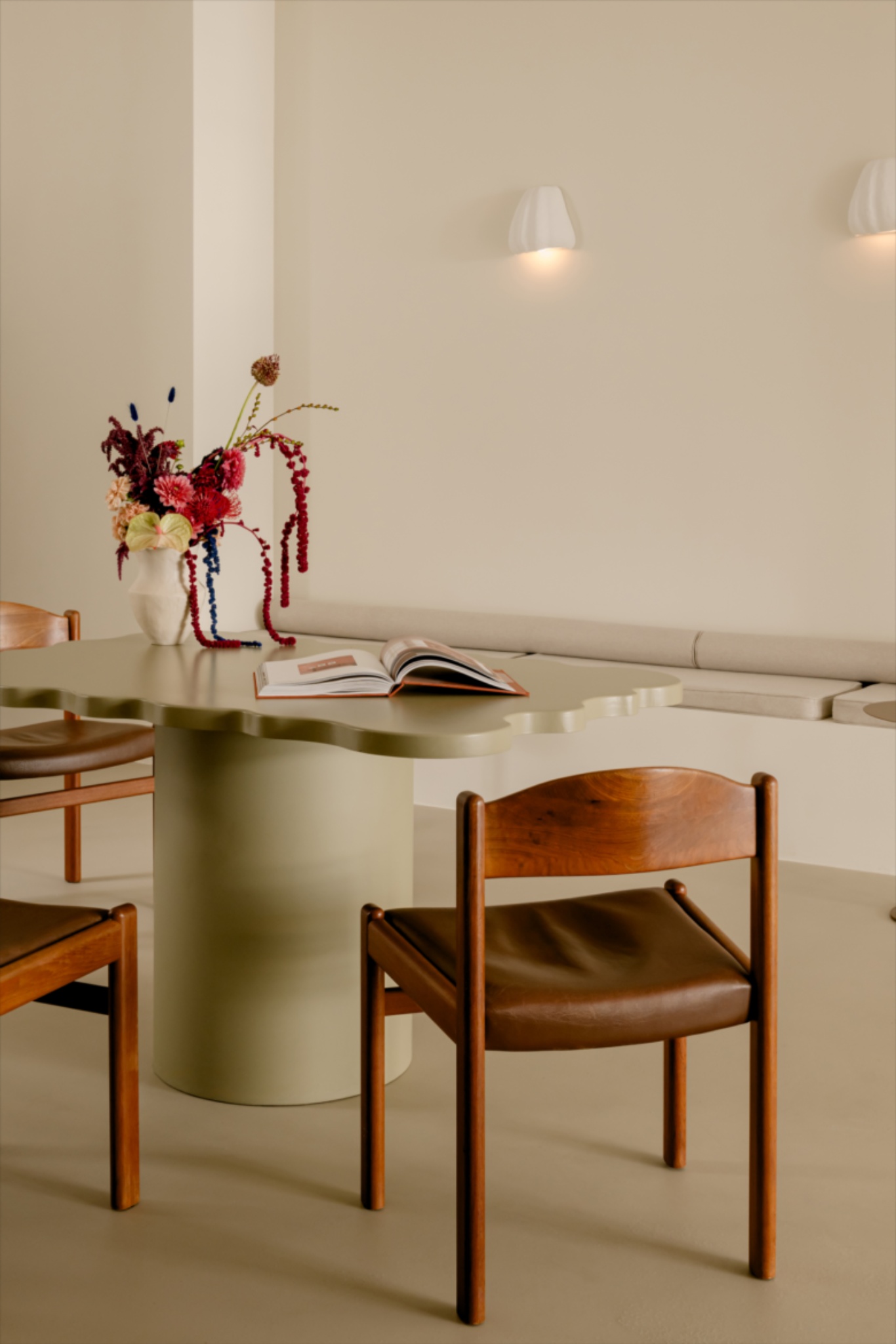 Зона с столом и стульями Bohèmi Soul store