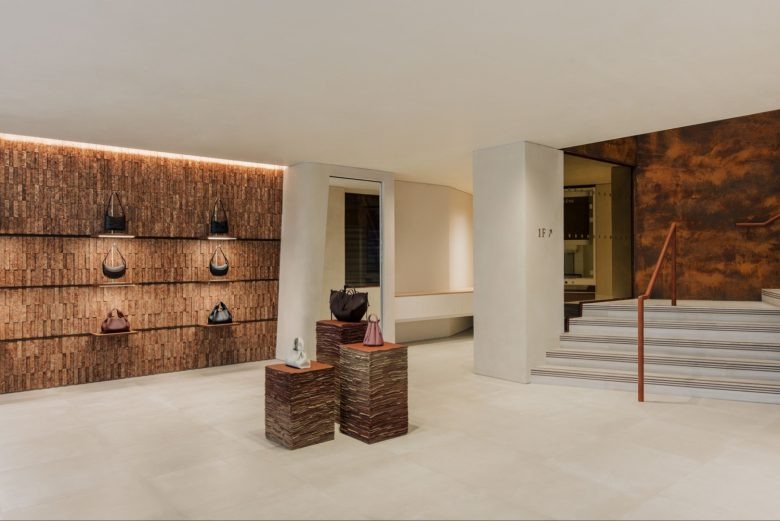 Зона с витриной сумок и лестницей Polène store