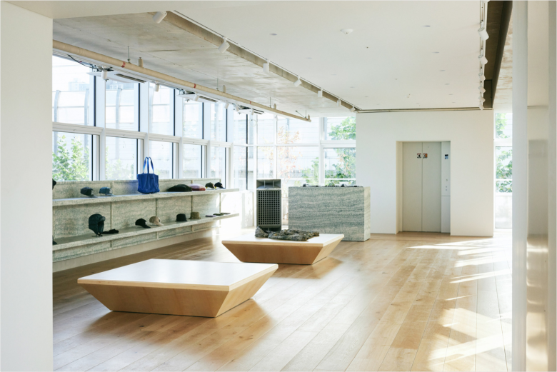 Зона с витриной у окна и аксессуарами Thisisneverthat store