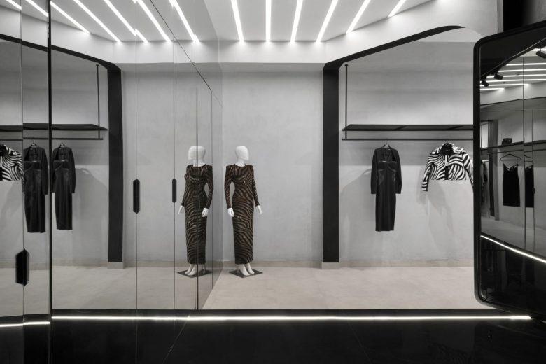 Зона с зеркалами Sameer Madan flagship store