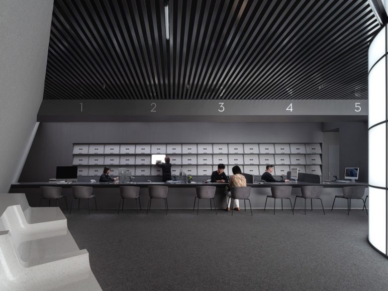 Зона сервиса и выдачи с ячейками хранения DJI flagship store