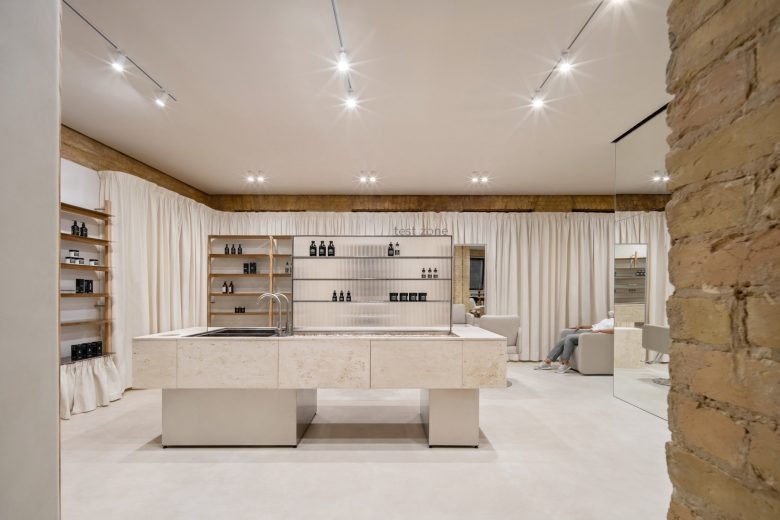 Зона тестирования в шоуруме PLEKA Professional Cosmetics Showroom