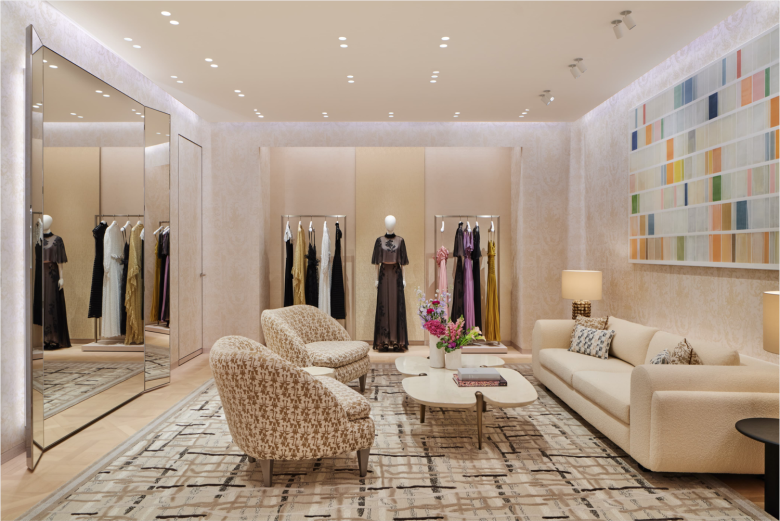 Зона вечерних платьев с диванами Dior store