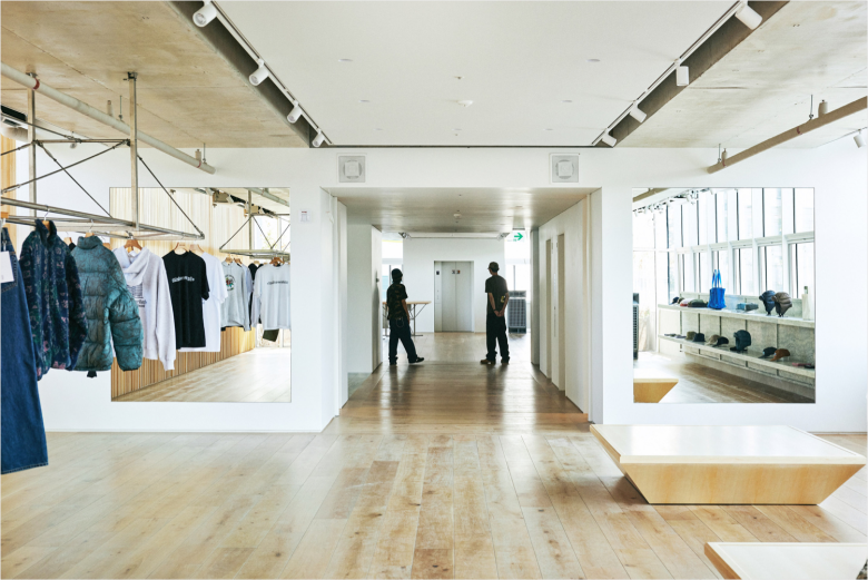 Зона витрин с одеждой и большим окном Thisisneverthat store