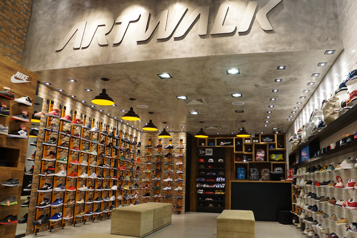 Яркое оформление магазина фирменной спортивной обуви ARTWALK в Сан-Паулу