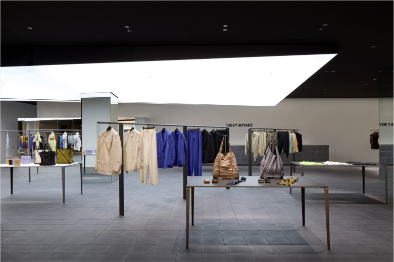 ассортимент продукции ISSEY MIYAKE store