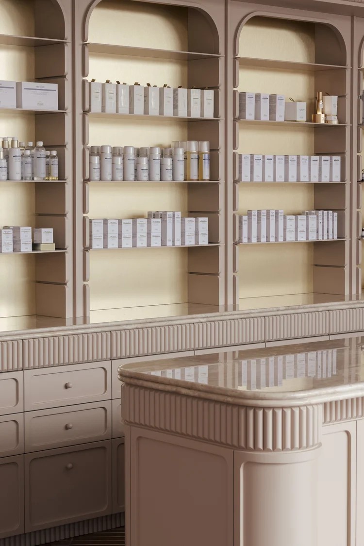 ассортимент продукции на витрине Living Beauty