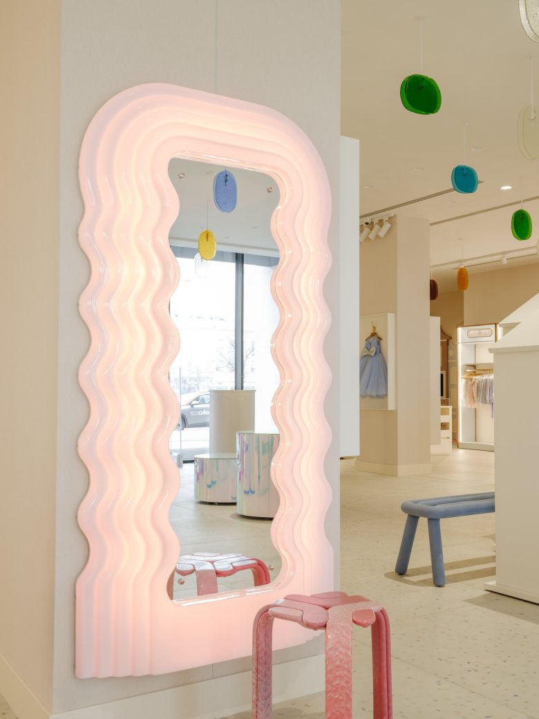 ажурное зеркало New children’s boutique