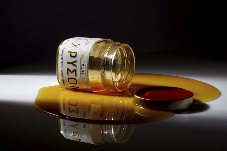 баночка и разлитый мед Golden Honey