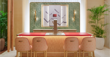 барная стойка и красивые стулья Cartier