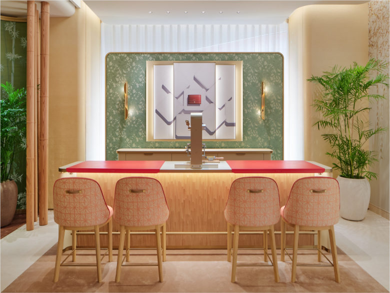 барная стойка и красивые стулья Cartier