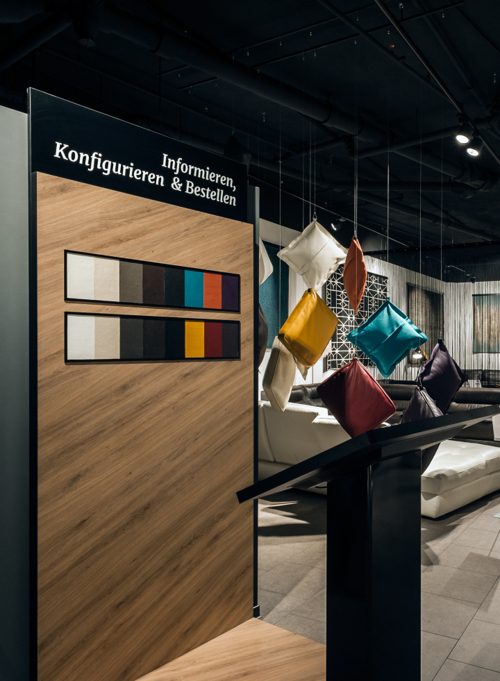 Различные цвета изделий в магазине мебели BelMoba в Мюнхене