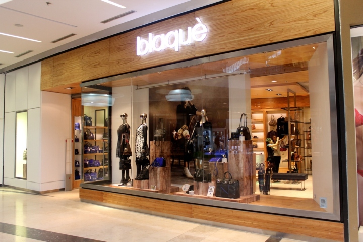Интерьер бутика кожаных сумок Blaque в Буэнос-Айресе