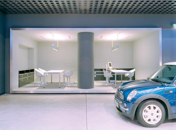 Внутренний дизайн выставочного зала BMW MINI в Берлине