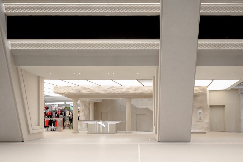 большие колонны рядом с магазином ANTA Basketball Arena