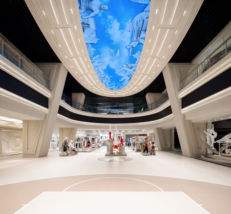 большой белый торговый зал ANTA Basketball Arena