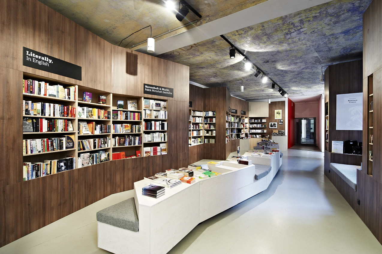Книжный магазин угловое. Интерьер книжного магазина. Современный книжный магазин. Интерьер магазина. Библиотека в современном стиле.