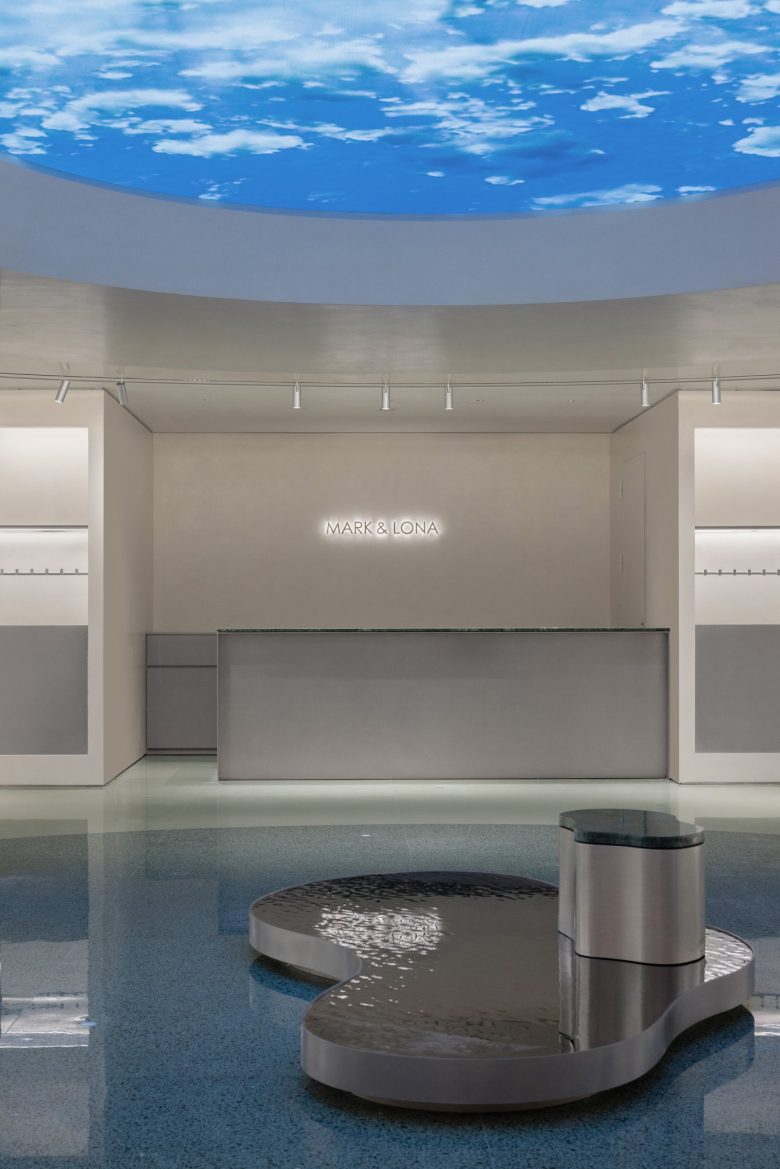 бренд на стене Mark&Lona Beijing Flagship