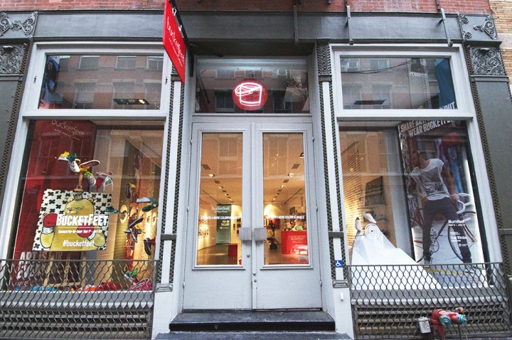 Интерьер обувного магазина BucketFeet Soho в Нью-Йорке