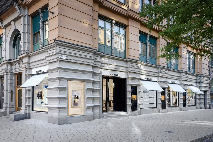 Элегантный серый фасад бутика Шанель