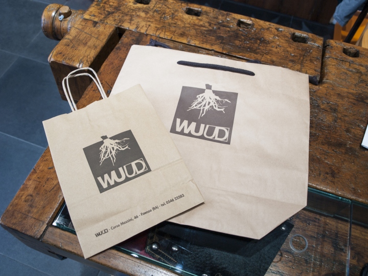 Бюджетный дизайн магазина модной одежды WUUD в Италии - бумажные пакеты