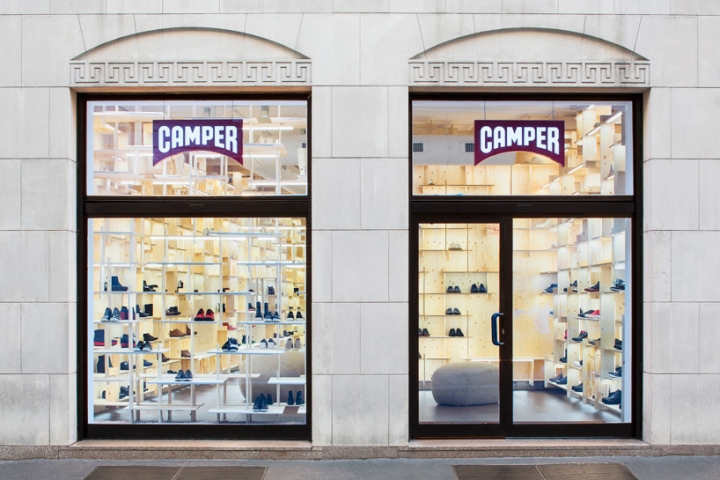 Фасад и витрины обувного бутика бренда Camper в Милане