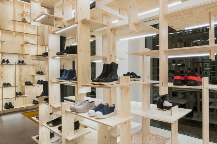 Роскошный дизайн интерьера обувного бутика бренда Camper в Милане