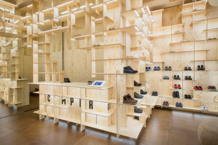 Яркий дизайн интерьера обувного бутика бренда Camper в Милане
