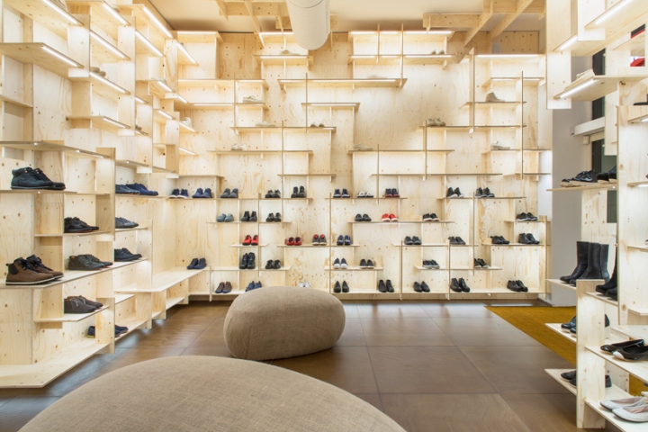 Красивый дизайн интерьера обувного бутика бренда Camper в Милане
