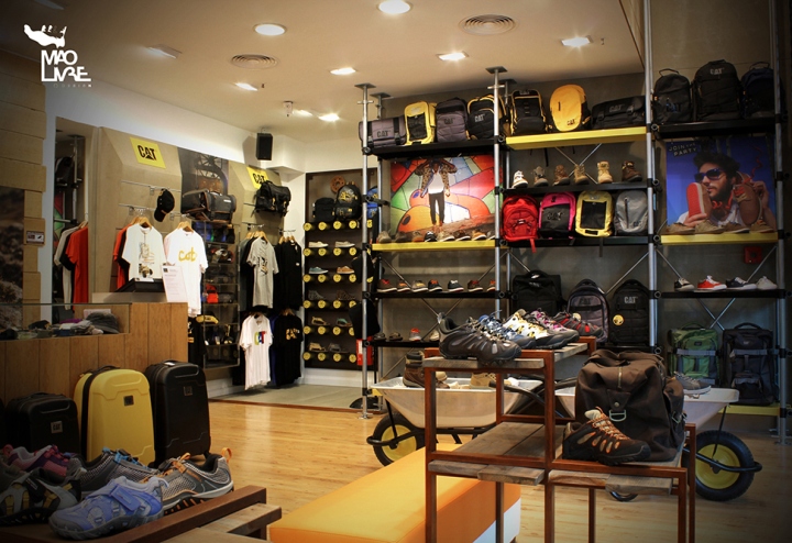 Чудесный дизайн магазина одежды и обуви брендов Cat и Merrell в Лиссабоне