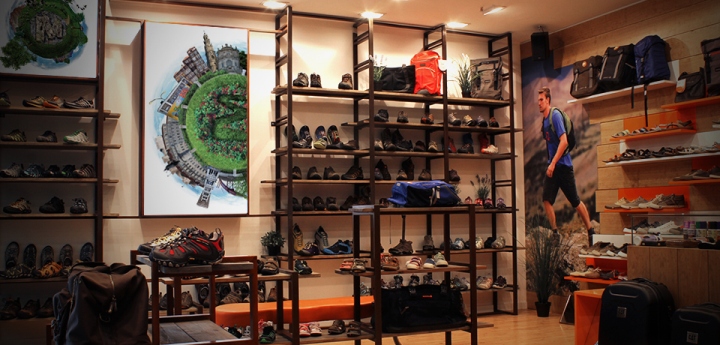 Прекрасный дизайн магазина одежды и обуви брендов Cat и Merrell в Лиссабоне