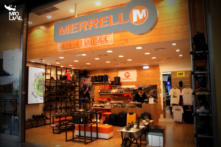Красивый дизайн магазина одежды и обуви брендов Cat и Merrell в Лиссабоне