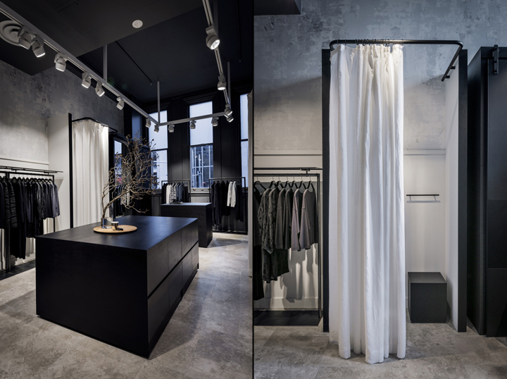 Белые занавески в примерочной как акцент в черно-белом дизайне магазина женской одежды